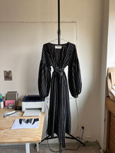 Load image into Gallery viewer, Wrap puff sleeve dress
